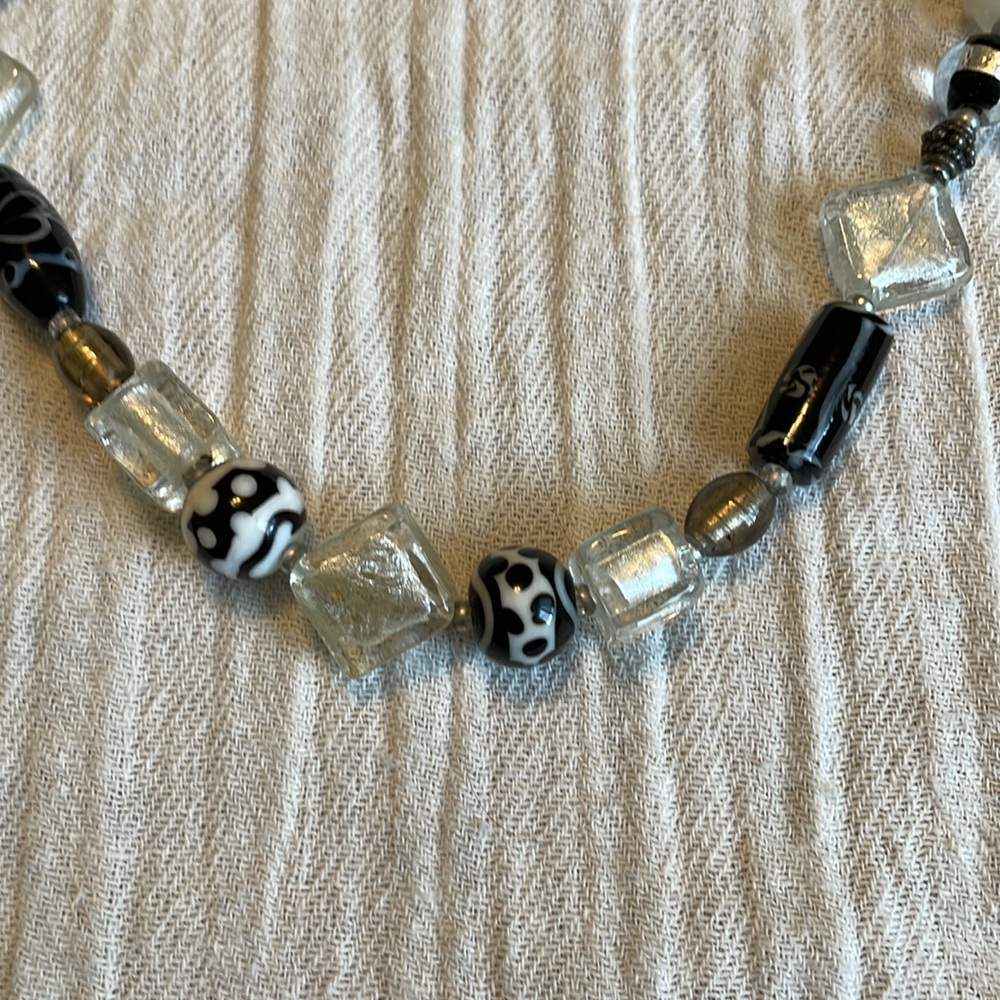 Asymmetrical glass beaded necklace - Picture 4 of 4